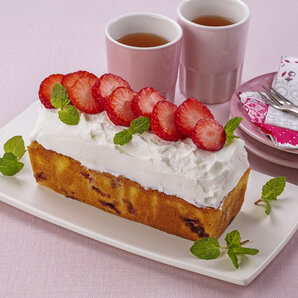 いちごのパウンドケーキ　ヨーグルトクリーム仕上げ